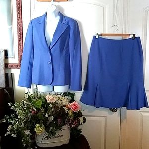 ANNE KLEIN suit. (143)